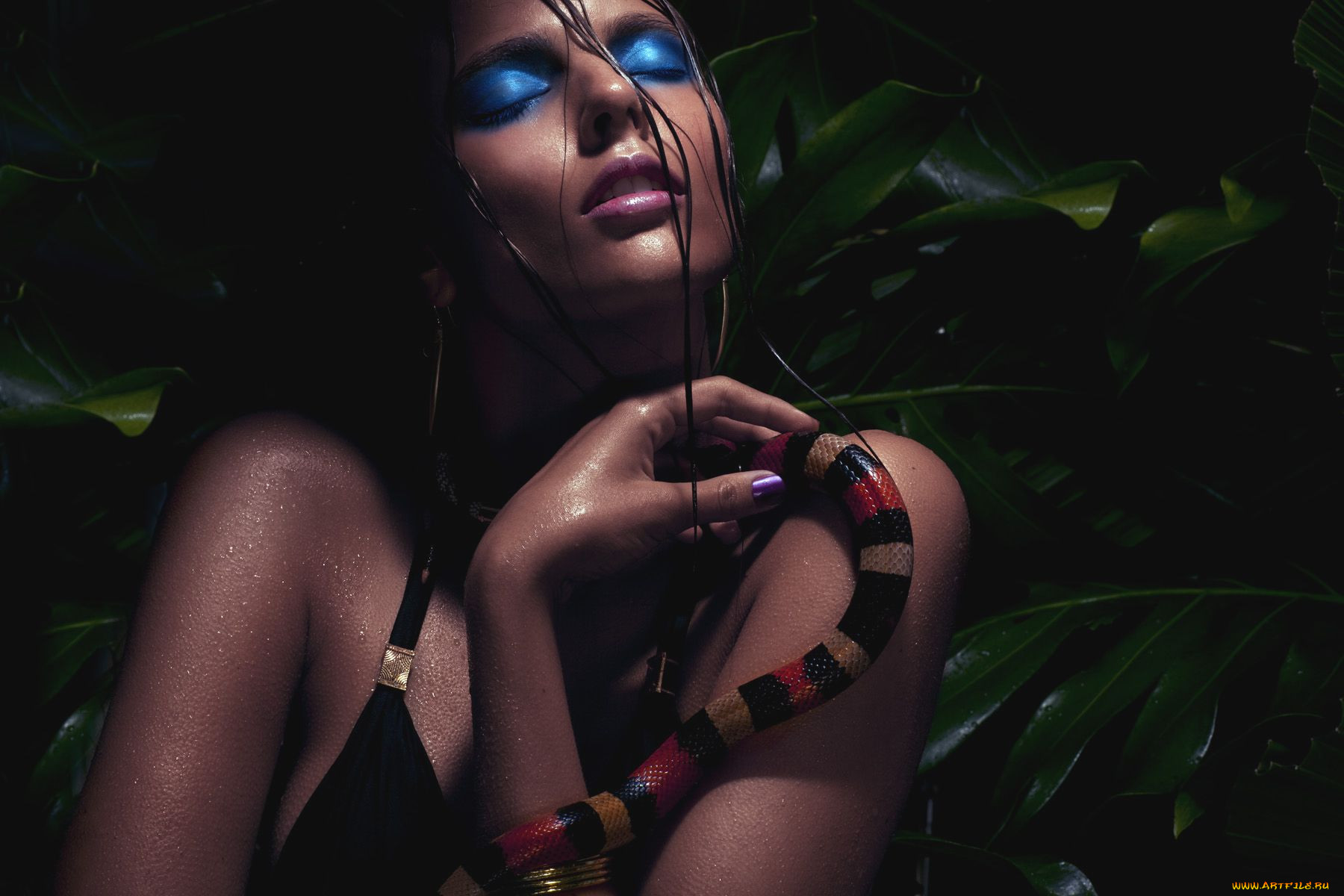 Девушка со змеей в джунглях